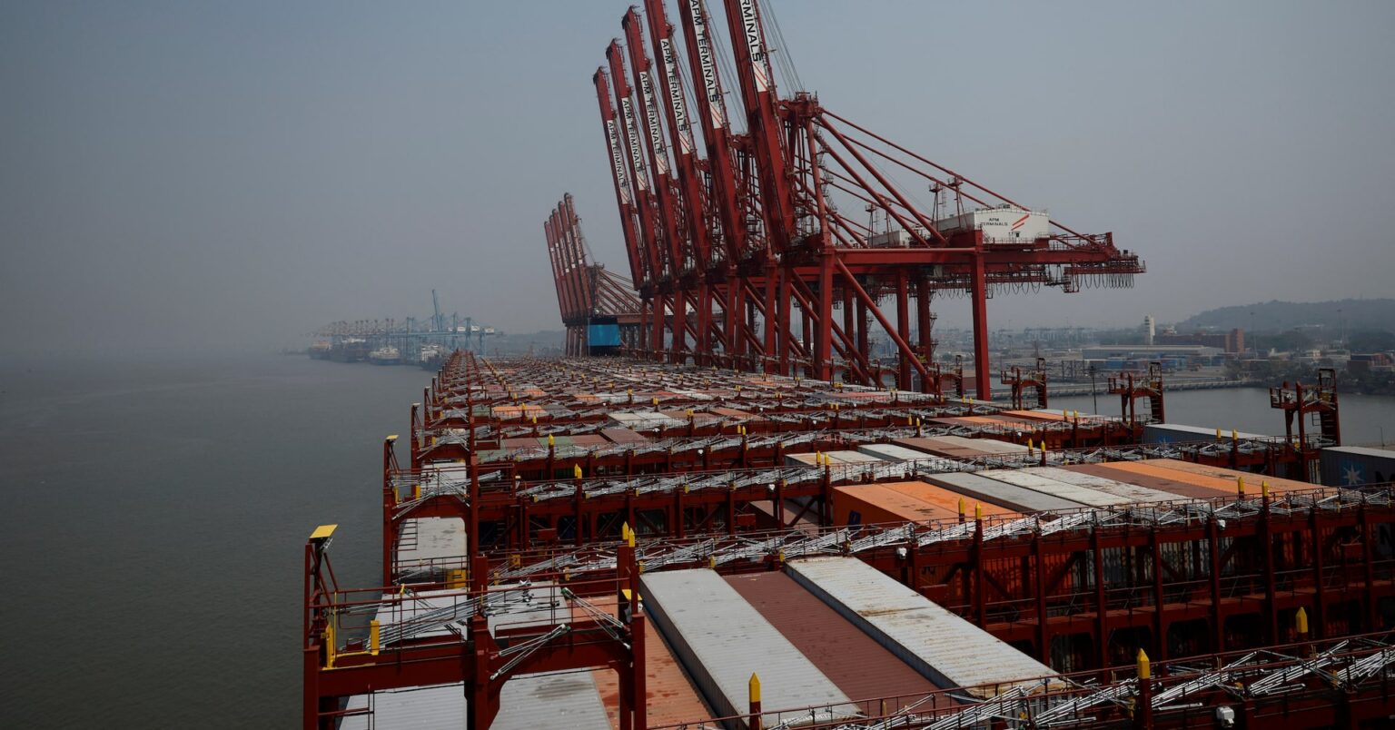 インド貿易赤字、5月は縮小　輸入が減少 | ロイター