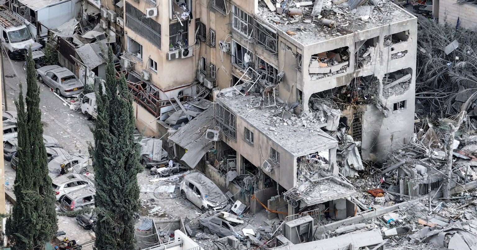 イスラエル、イラン国営テレビを攻撃　イランは「最大規模」報復予告 | ロイター