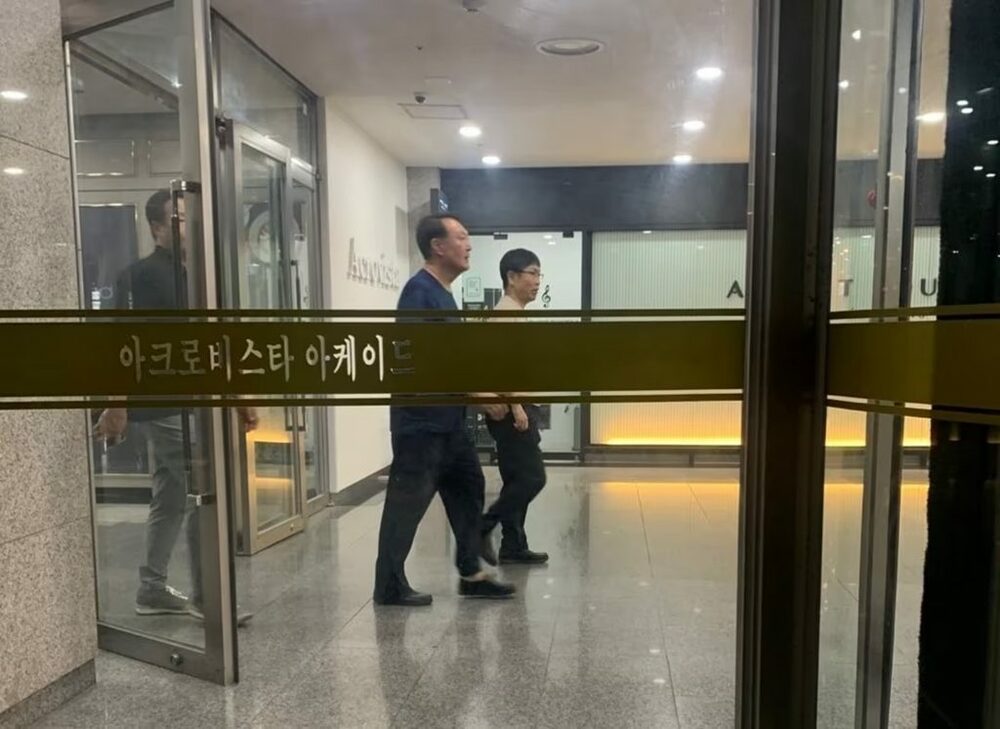 韓国・尹錫悦前大統領、警護付きでショッピング？…出頭拒否の中“自由散歩”に波紋　写真枚　国際ニュース：AFPBB News