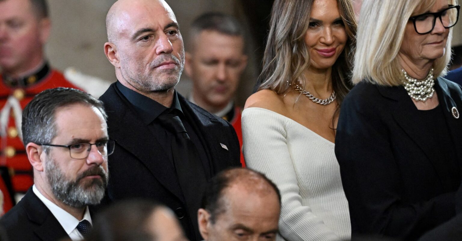 米国のニュース伝達、伝統的メディアからポッドキャスト司会者やＡＩに主導権移行 | ロイター