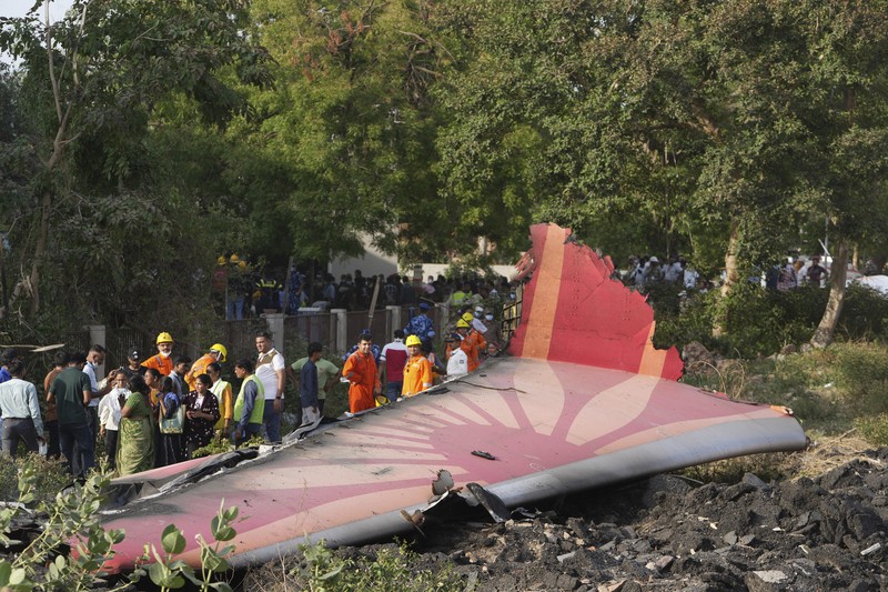 墜落した旅客機の残骸＝インド西部グジャラート州アーメダバードで2025年6月12日、AP