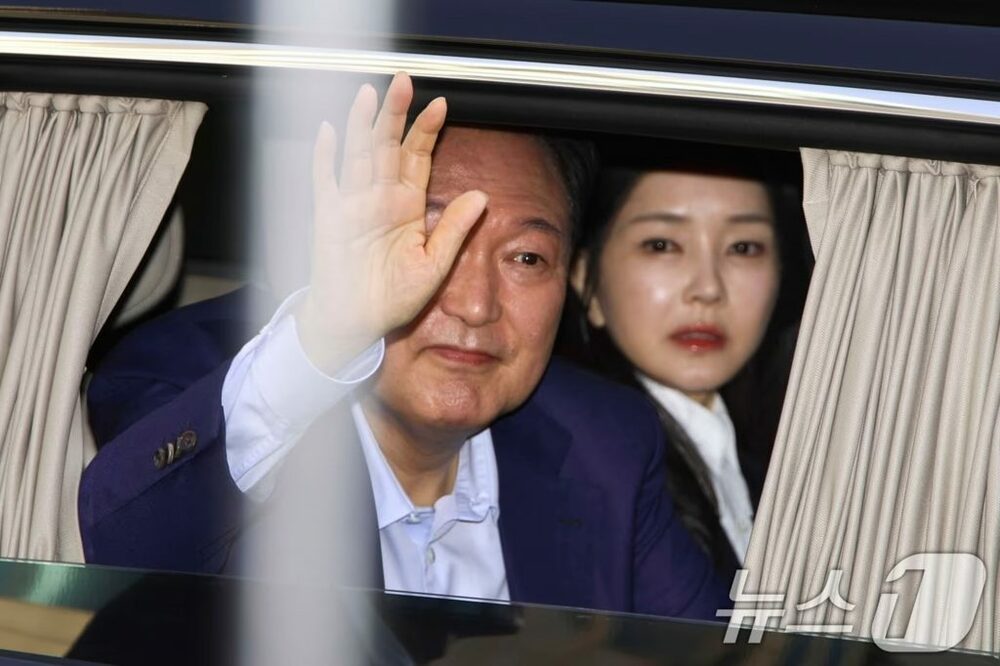“ヨン様コイン”から派生した政界スキャンダル…韓国前大統領妻に捜査の手　写真枚　国際ニュース：AFPBB News