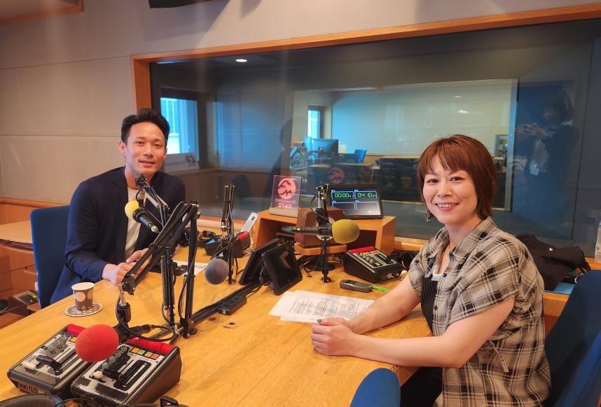 FMヨコハマにて、左から日本未来スポーツ振興協会代表理事の小川さんとパーソナリティの金子さん