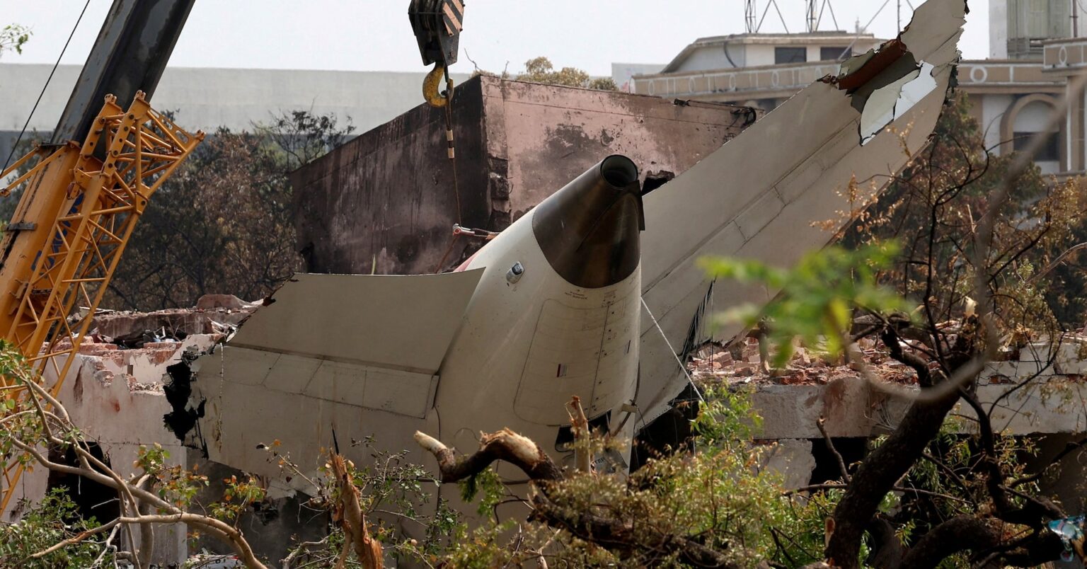 インド機墜落事故、米当局が現地調査　遺体身元確認作業続く | ロイター