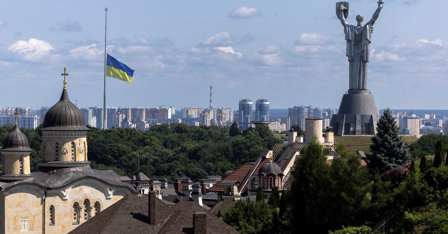 ウクライナ、二重国籍容認へ　戦争で悪化の人口危機緩和図る | ロイター