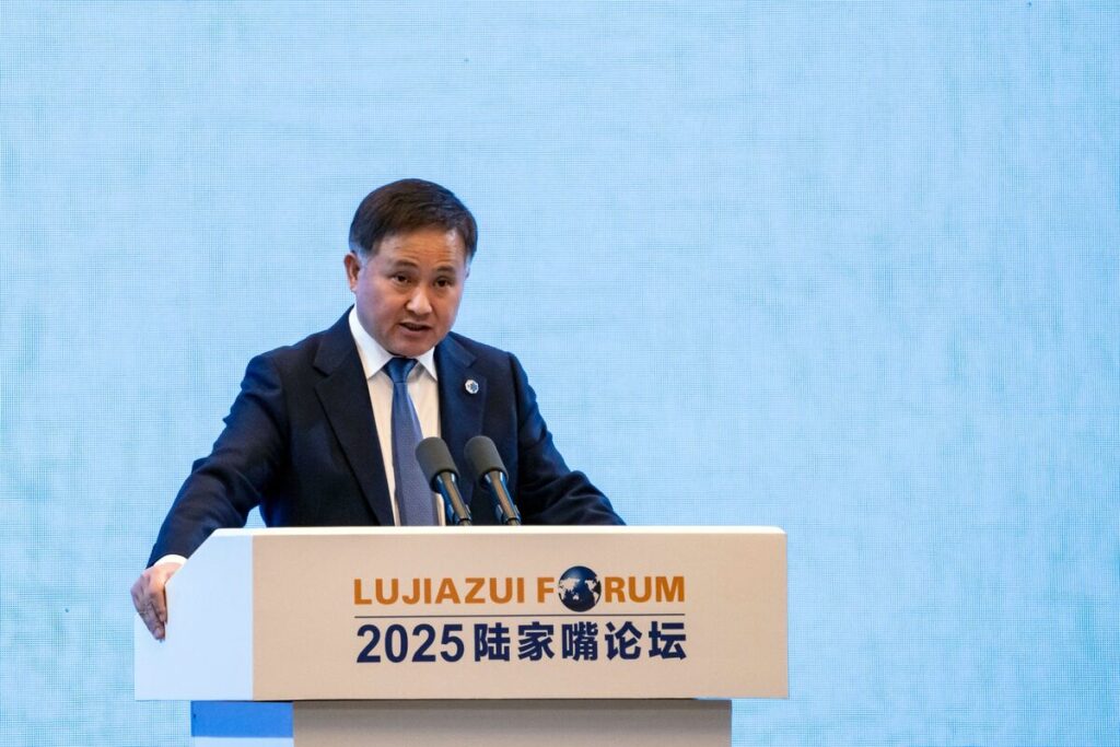 中国、ドル覇権の終わり見据える－複数の基軸通貨が競い合う体制想定 - Bloomberg