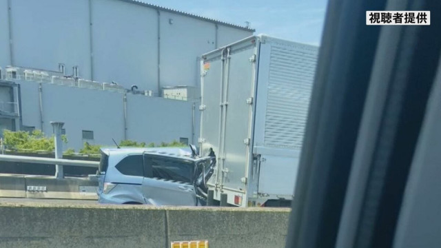 運転席部分がトラックにめり込む　普通乗用車の男性運転手（60代）が意識不明の重体　東京外環自動車道の三郷ジャンクション付近　埼玉・三郷市