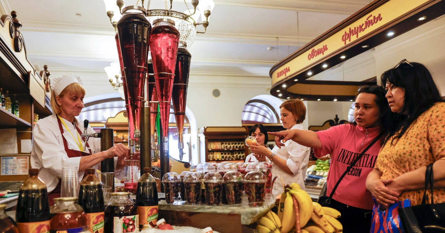 ロシアは景気後退の瀬戸際、経済相が警告　中銀は過熱脱却と分析 | ロイター