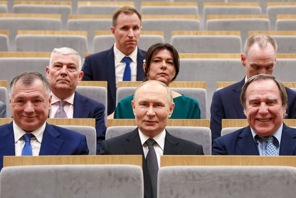 プーチン氏、孫が流ちょうな中国語話すと発言－子守は北京出身 - Bloomberg