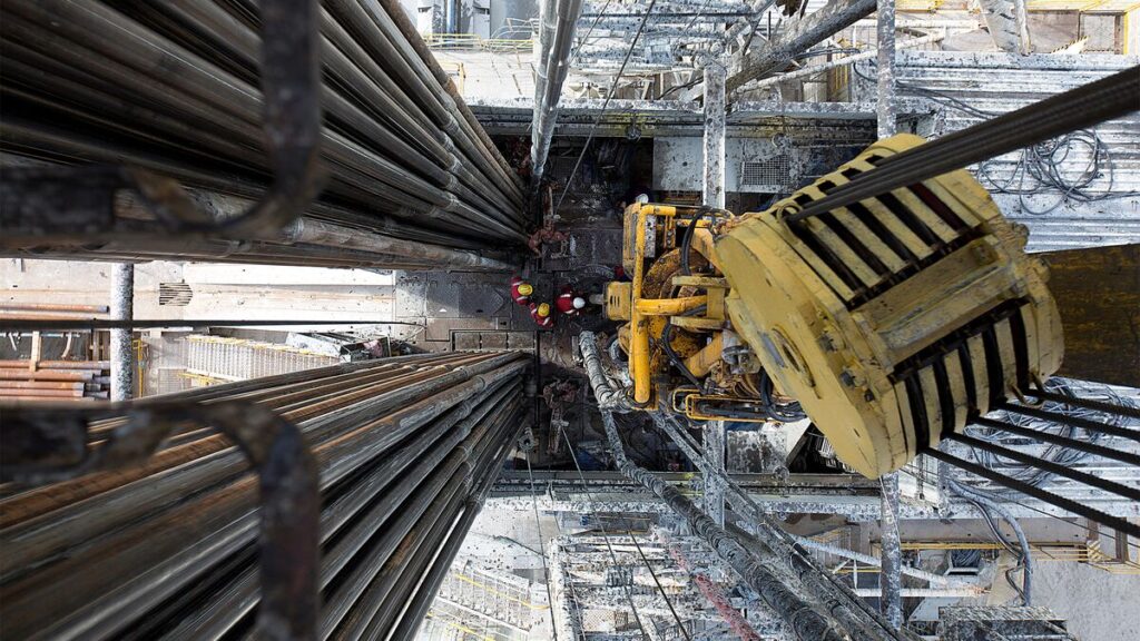 ロシア石油収入、ルーブル高が圧迫－中東情勢による原油高の恩恵相殺 - Bloomberg