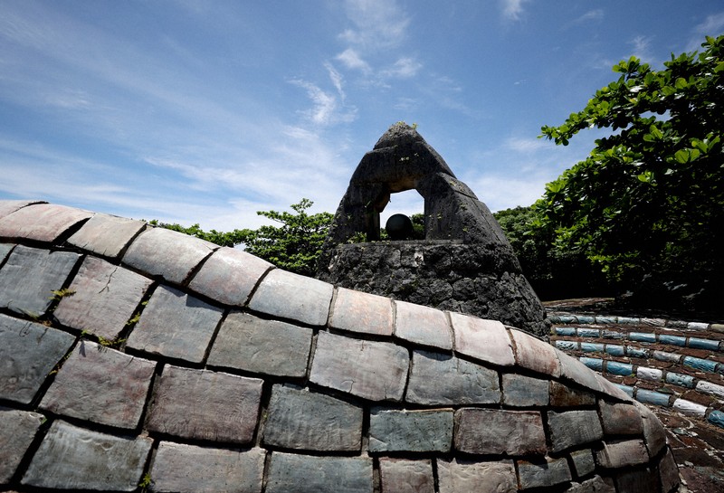 裴奉奇さんが連れてこられた渡嘉敷島にある、朝鮮人を追悼する「アリラン慰霊のモニュメント」。渦をイメージし、1997年に建てられた＝沖縄県渡嘉敷村で2025年6月19日、喜屋武真之介撮影