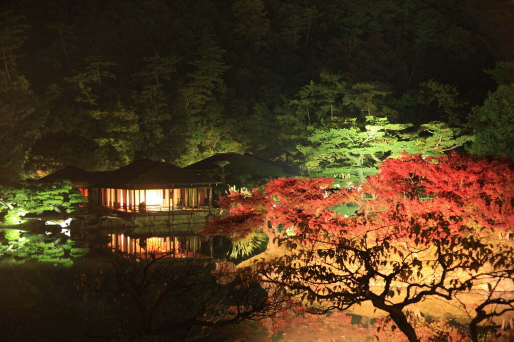 香川県の特別名勝「栗林公園」紅葉ライトアップ、幻想的な湖の水面＆夜間限定の周遊和船も - ファッションプレス