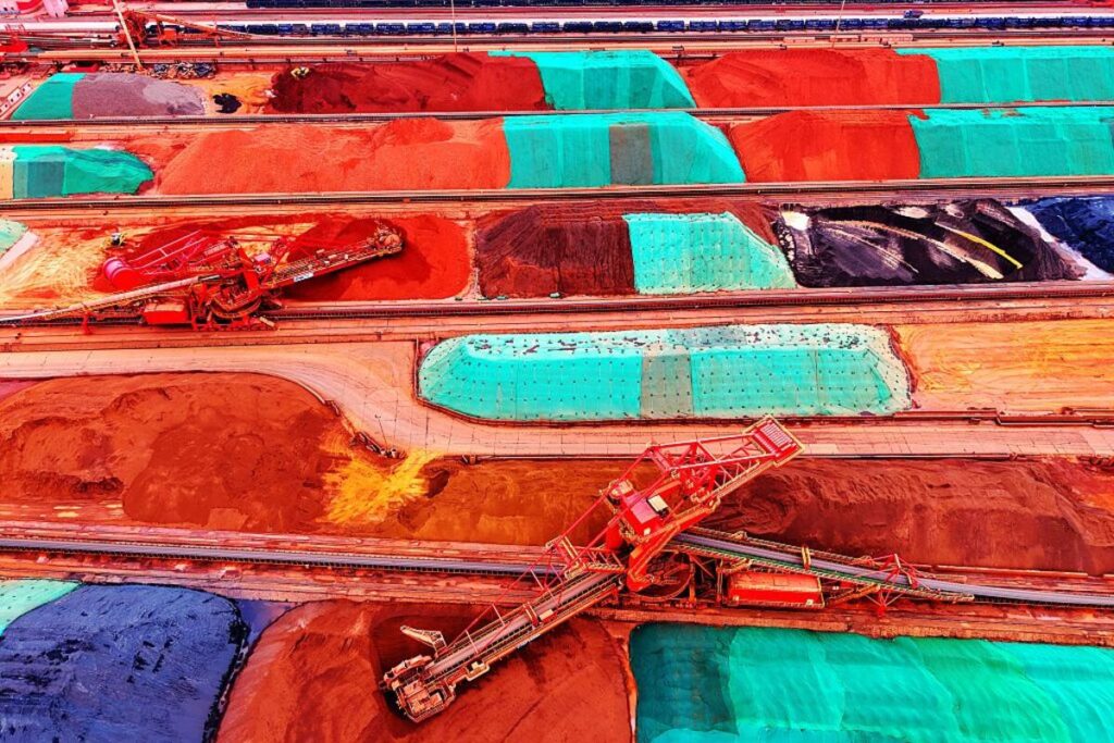 中国、鉄鉱石輸入価格の変動抑制に成功－巨大企業設立から３年 - Bloomberg