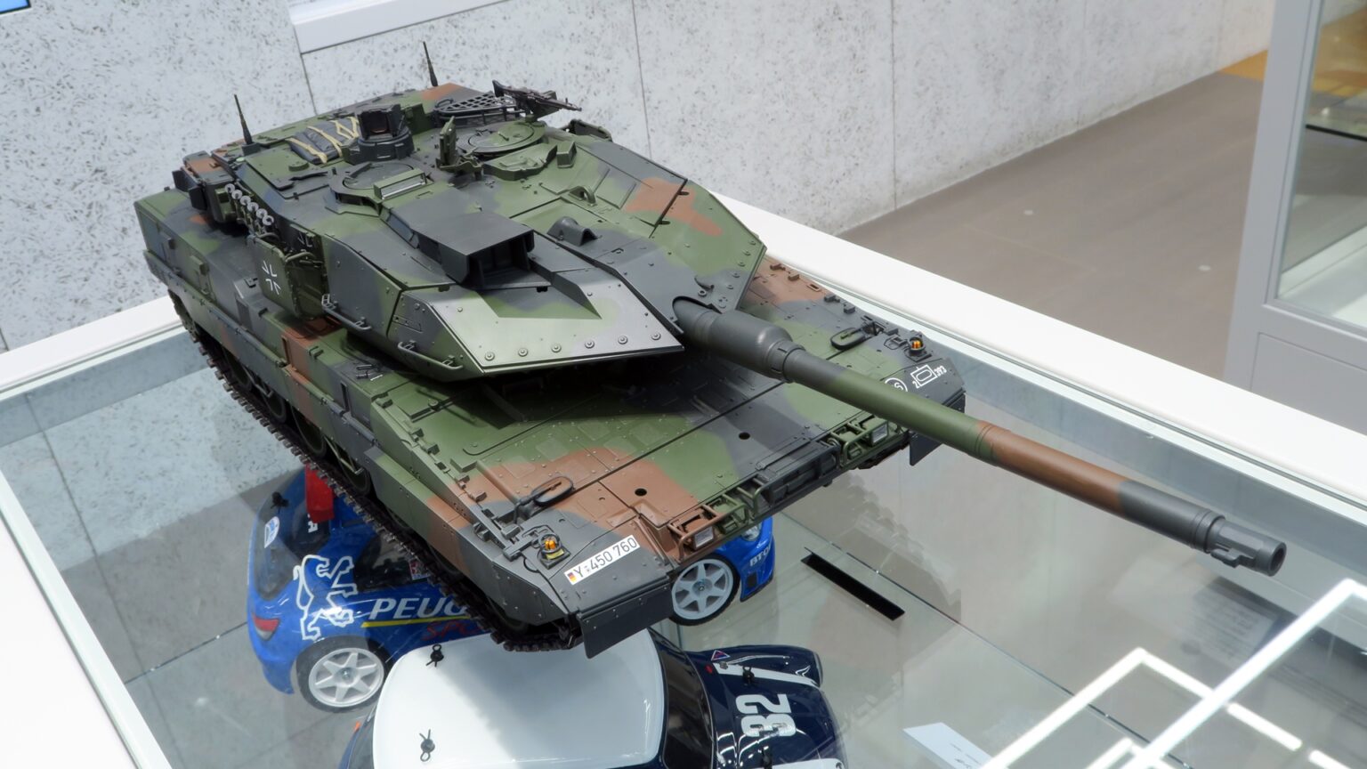 【特別企画】「1/16RC ドイツ連邦軍主力戦車 レオパルト2 A7V フルオペレーションセット」、転輪と履帯以外は全て新金型部品「レオパルト」の最新型！【タミヤ撮り下ろし】