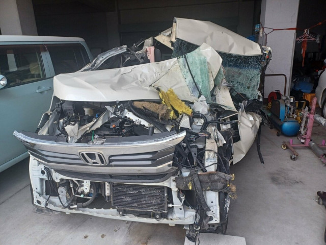 軽乗用車が道路脇の電柱に衝突し大破　運転していた男性(25)死亡　スマホの「衝突事故検出機能」によって消防に自動通報 愛媛・西条市