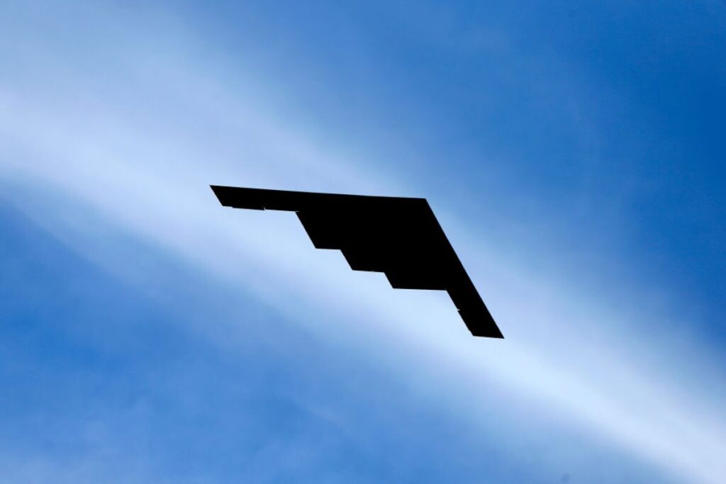 バンカーバスターをイラン核施設に投下－米軍、おとりで奇襲効果狙う - Bloomberg