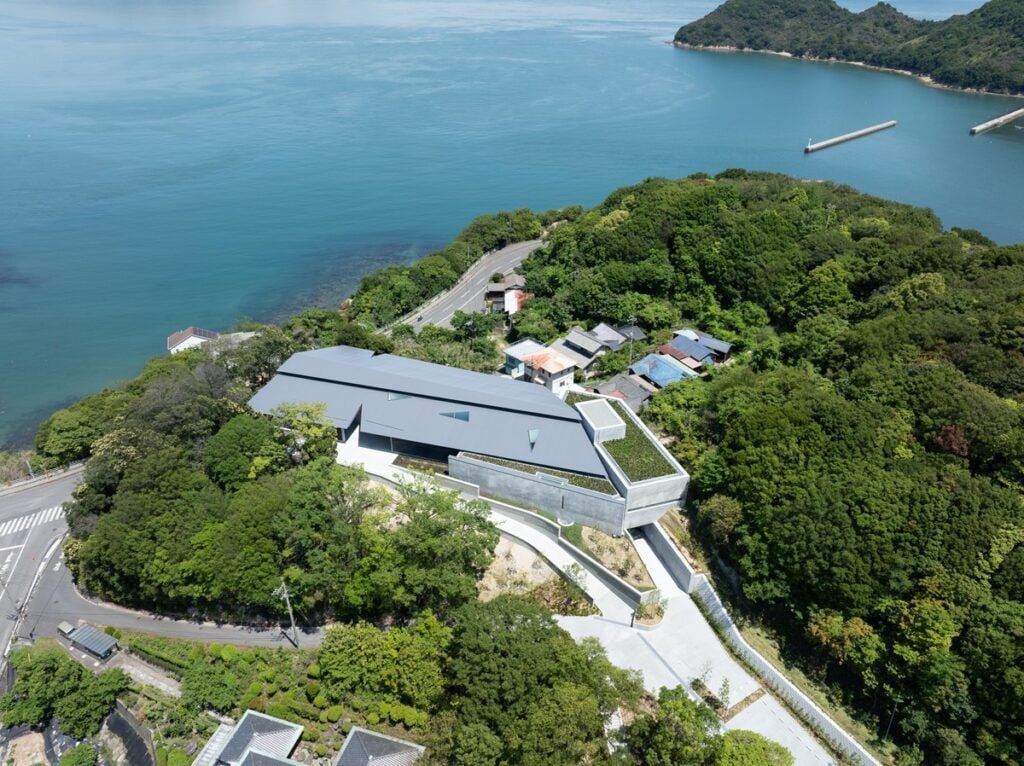 安藤忠雄設計の「直島新美術館」オープン、安藤氏9番⽬の「ヴァレーギャラリー」以来3年ぶりの新作(1/4) | JBpress (ジェイビープレス)