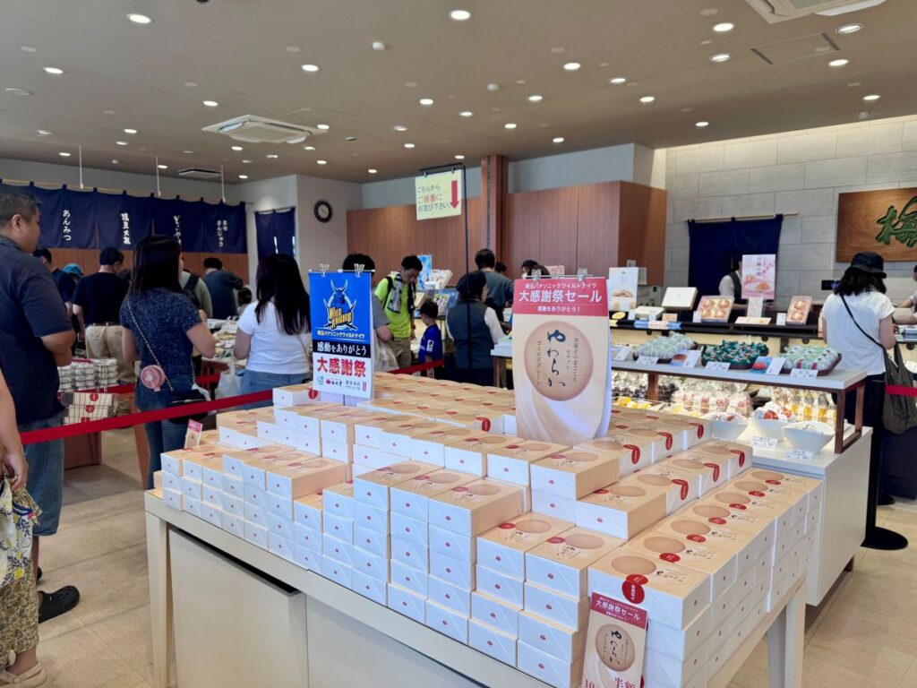 店内では、埼玉県物産観光協会が展開した埼玉県お土産プロジェクト「あの人に贈りたい埼玉県のお土産」投票キャンペーンで最多得票を獲得し総合グランプリに輝いた同社の主力商品「やわらか」の特別セールも行われた - 熊谷経済新聞