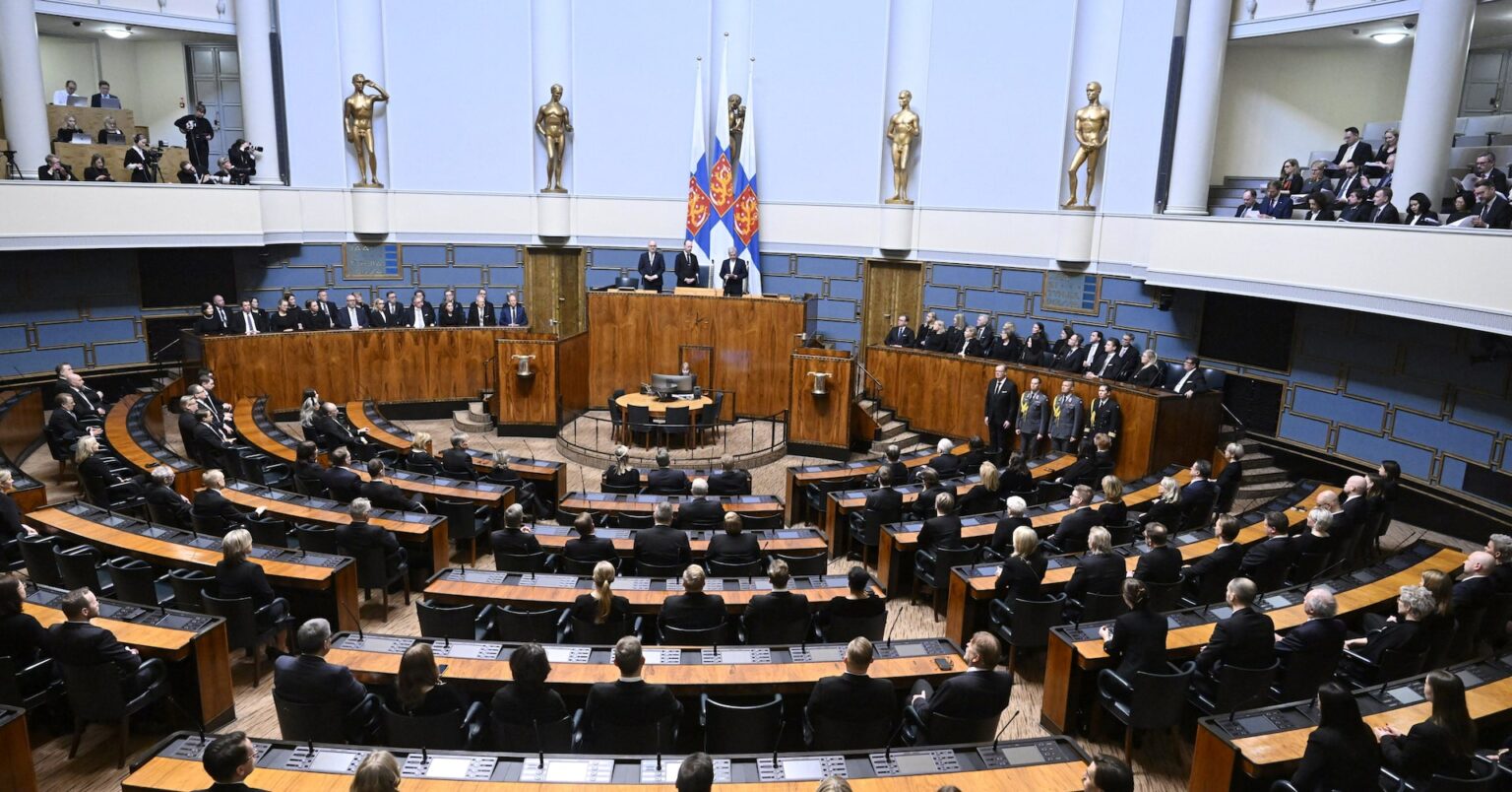 フィンランド議会、対人地雷禁止条約からの離脱を可決 | ロイター