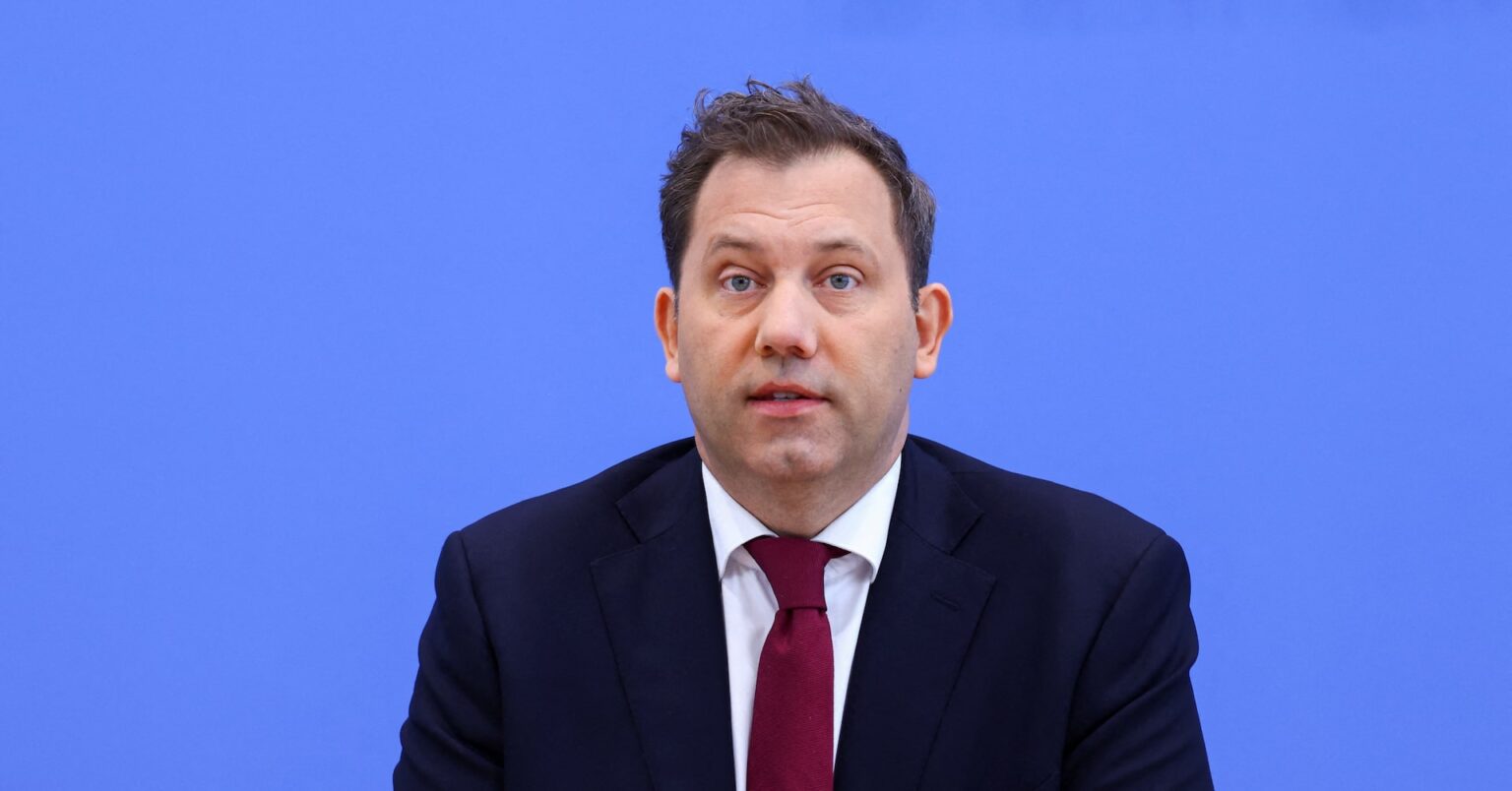 ドイツ、25年度予算案を閣議了承　投資と利払い急増 | ロイター