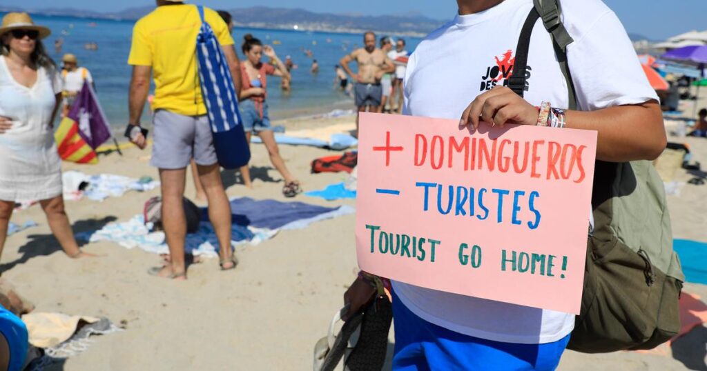 大規模デモ、観光客に「水鉄砲」でも人気は衰えず… スペイン、外国人観光客の数が過去最高を記録 | Business Insider Japan