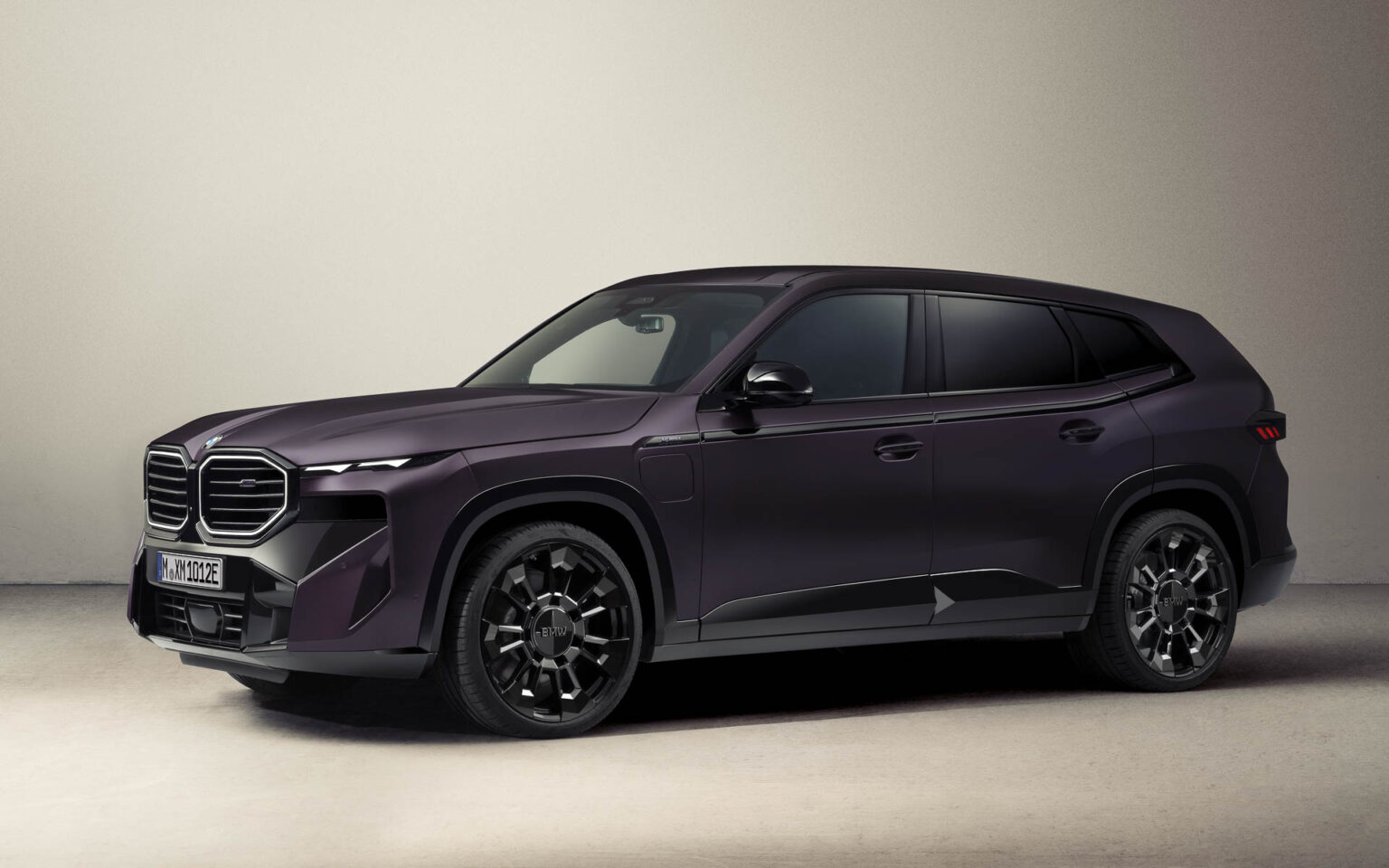 BMW、限定車「XM by Kith」ライフスタイルブランドKithとのコラボ第3弾は日本1台限定 - Car Watch