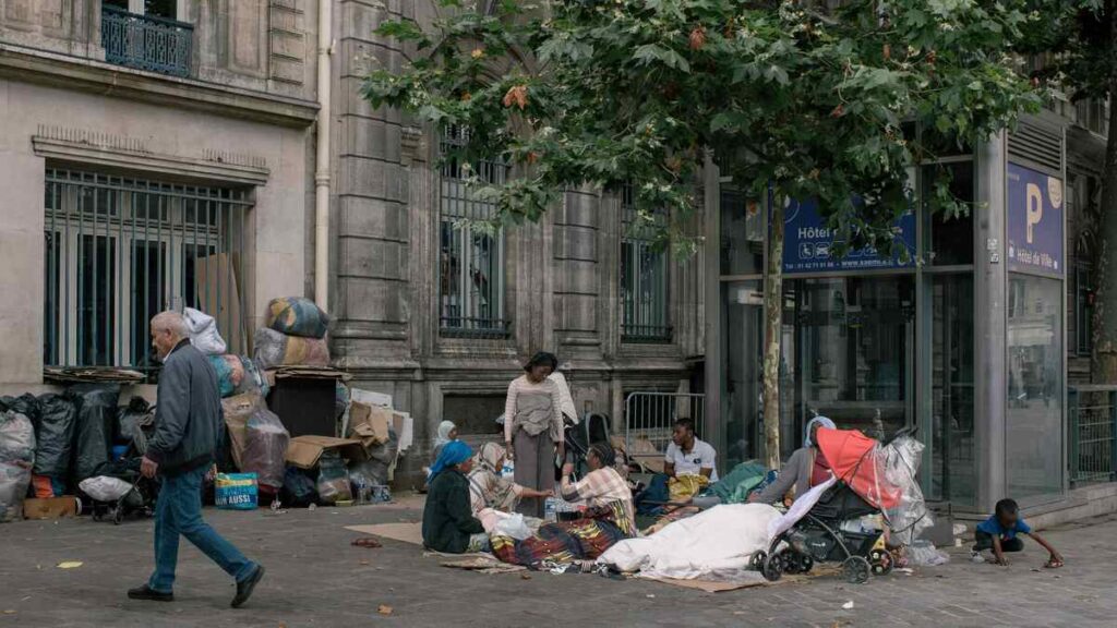 五輪前に｢パリのホームレス｣が連れていかれた先 パリを追われた人々を追跡してわかったこと | The New York Times