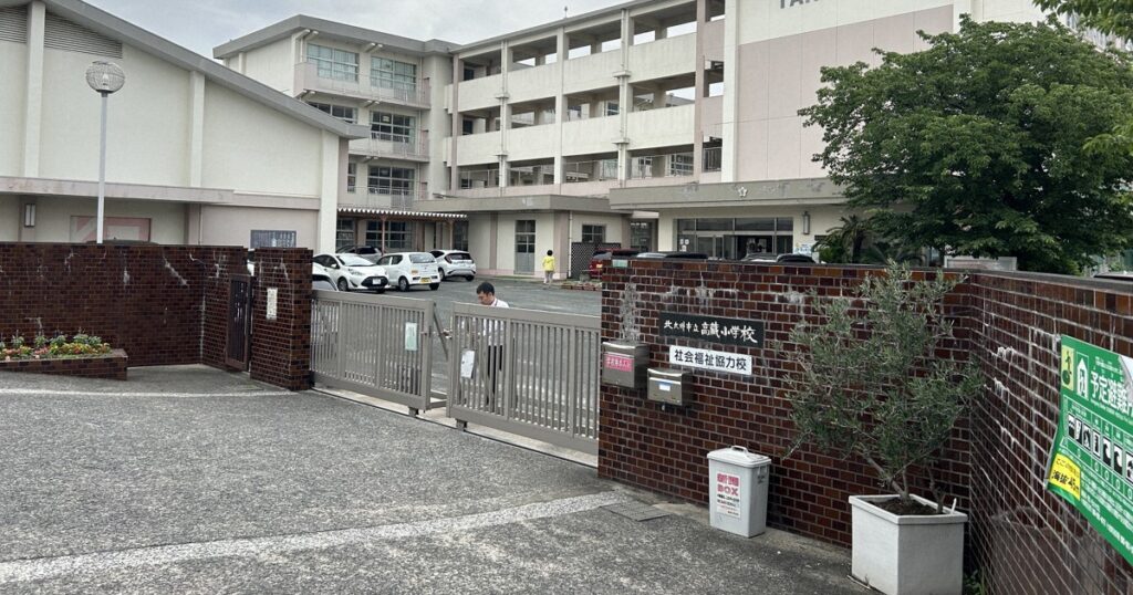 プール授業後に児童25人搬送 湿疹は圧迫痕の可能性 北九州市教委 - 毎日新聞