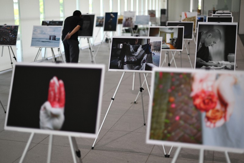 「報道写真記者と広告写真家の比較作品展」で展示された作品＝奈良市の奈良県立図書情報館で2025年6月27日、久保玲撮影