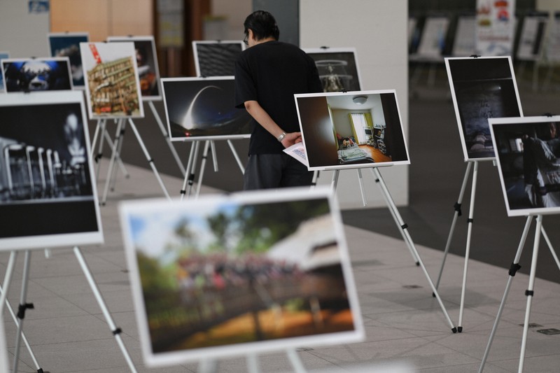 「報道写真記者と広告写真家の比較作品展」で展示された作品＝奈良市の奈良県立図書情報館で2025年6月27日、久保玲撮影