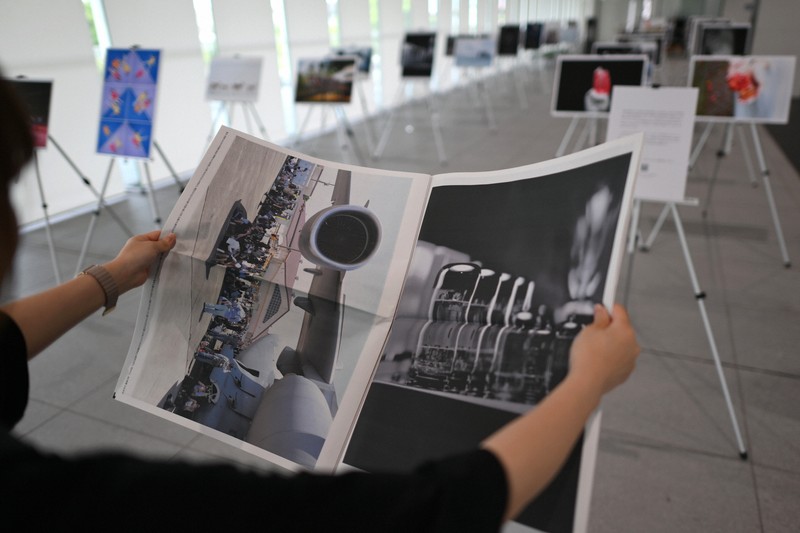 会場で閲覧できる、作品が印刷された「新聞」＝奈良市の奈良県立図書情報館で2025年6月27日、久保玲撮影