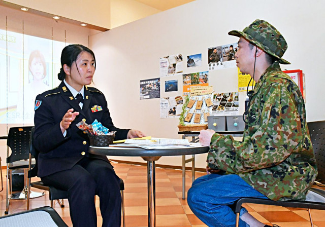 自衛官採用 アピール懸命　商業施設にブース　やりがいPR／青森・地方協力本部