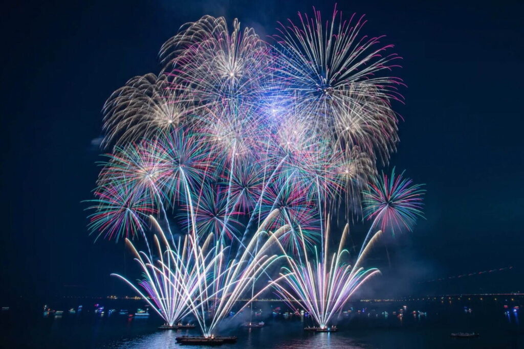 花火大会「スカイ オーケストラ」千葉・稲毛海浜公園で初開催、音楽と花火が完全にシンクロする“芸術花火” – ファッションプレス 花火大会「スカイ オーケストラ」千葉・稲毛海浜公園で初開催、音楽と花火が完全にシンクロする“芸術花火” - ファッションプレス