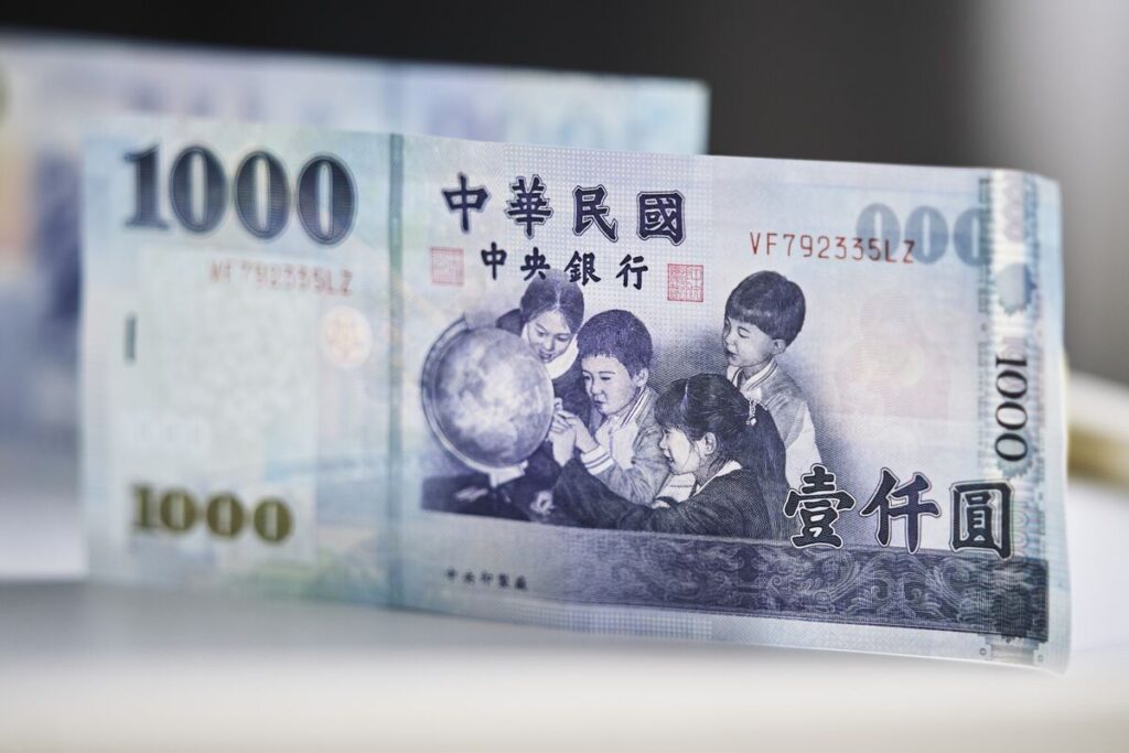 台湾ドルが取引終盤に急落、先週末と共通点－中銀の介入観測広がる - Bloomberg