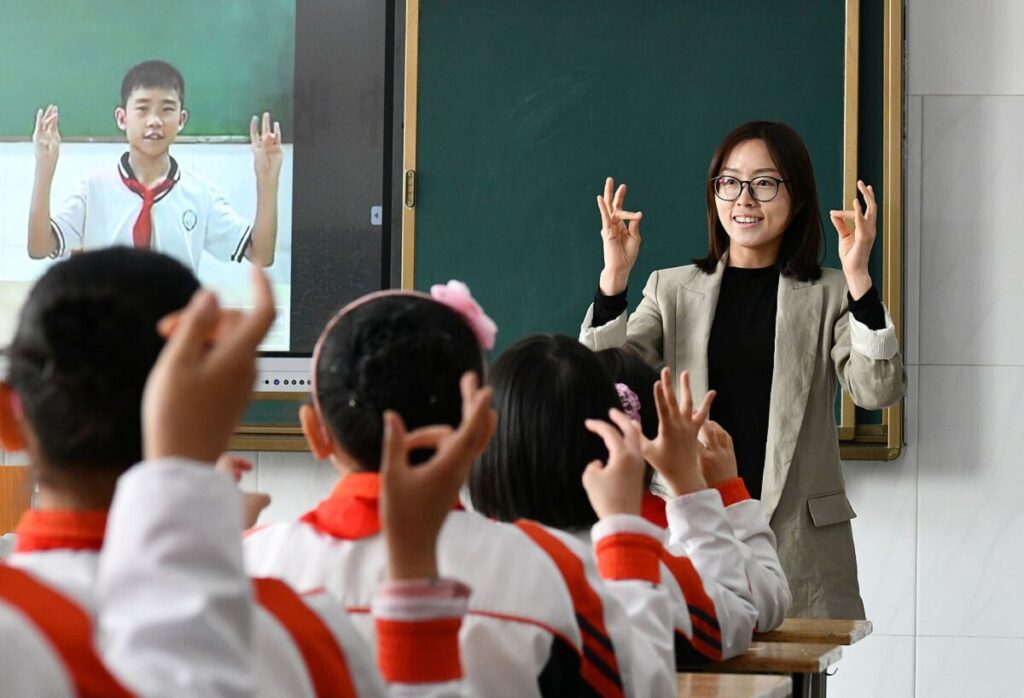 「中国教員発展報告2024」発表、大学卒以上の担任が95％超