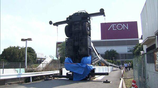 「爆発のような音がした」看板の撤去作業中のクレーン車倒れる 60代運転手にケガなし 千葉・野田市