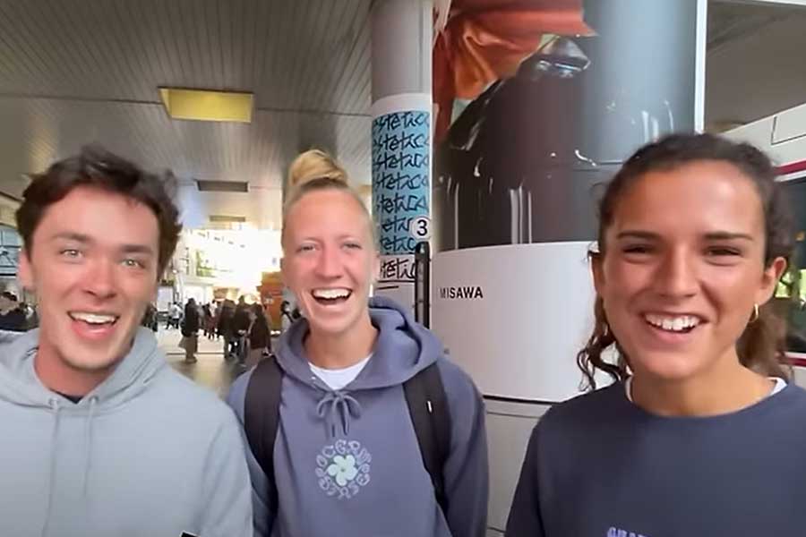 日本の寿司に感激したフランス人の（左から）クエンティンさん、ケミーさん、メアリーさん（画像はスクリーンショット）