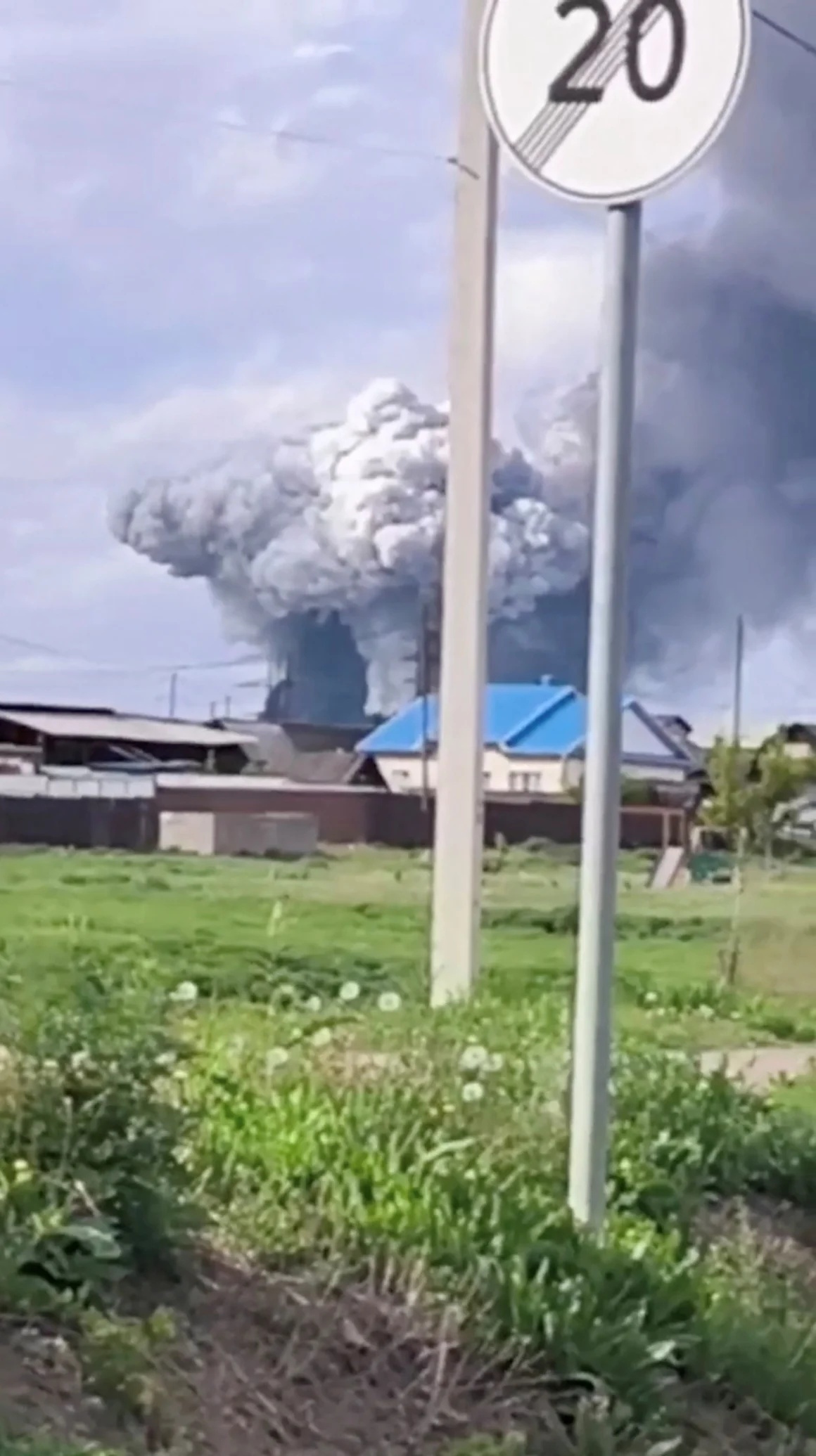 ウクライナのドローン攻撃を受けイルクーツク州で煙が立ち上る様子。画像は１日に公開された動画から取得した画像/Governor of Irkutsk Region Igor Kobzev/Handout via Reuters