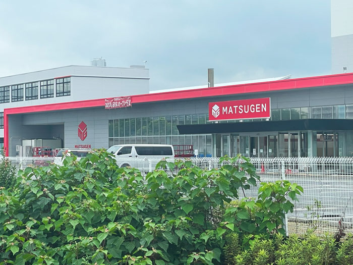 「マツゲン 久御山店」・ドラッグストア「サンドラッグ 久御山店」の外観画像