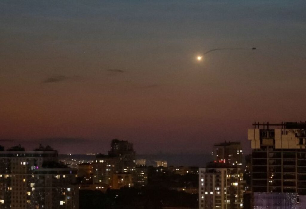 ロシア軍が激しい空爆、ウクライナのＦ１６戦闘機墜落　パイロット死亡 - CNN.co.jp