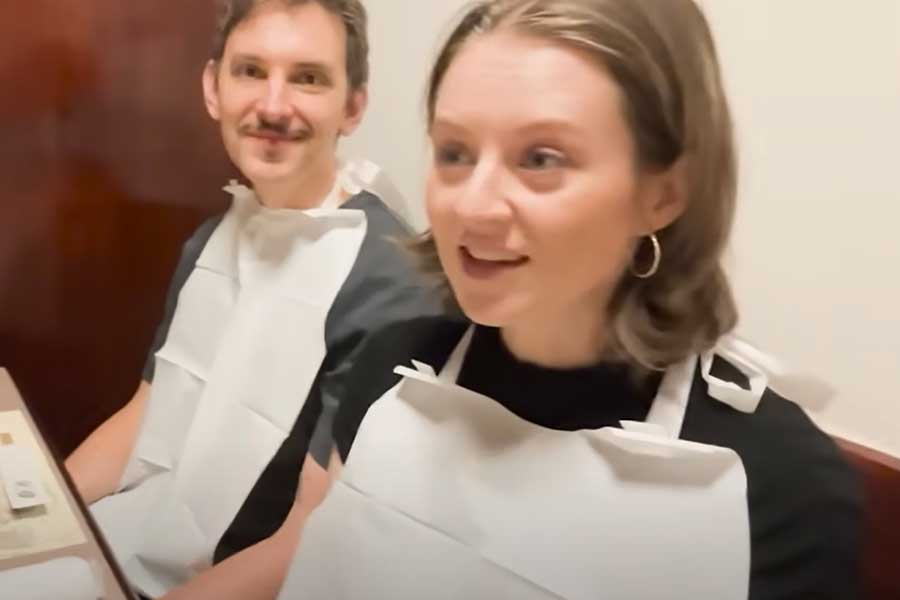 ノルウェー在住の（左から）ブーンさんとコニーさん（画像はスクリーンショット）