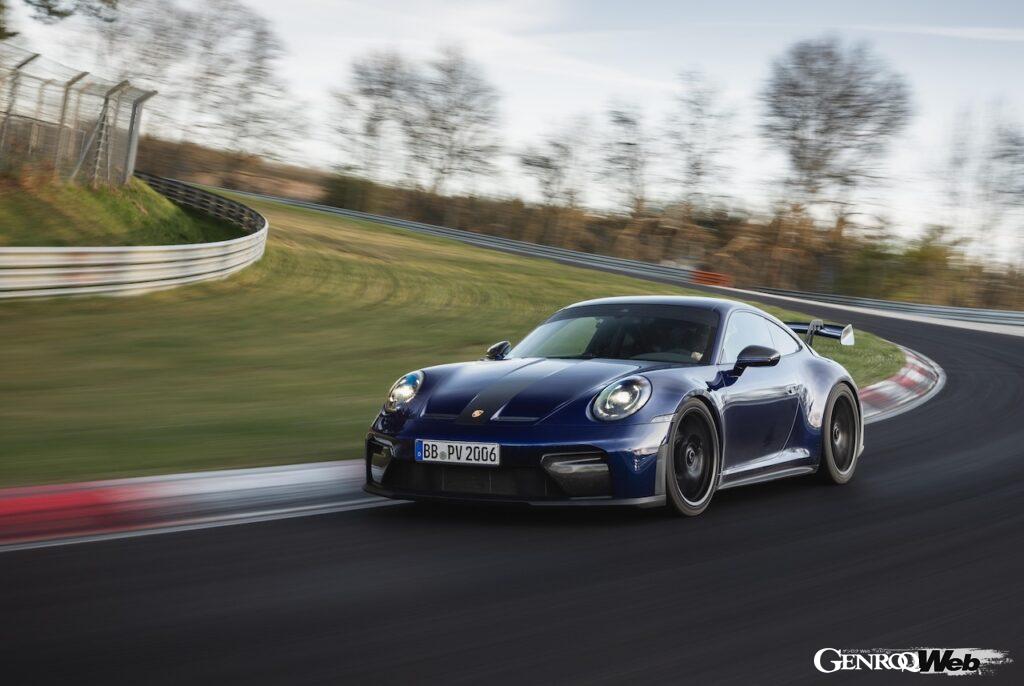 ニュルブルクリンク・ノルドシュライフェを走行する新型「ポルシェ 911 GT3」。