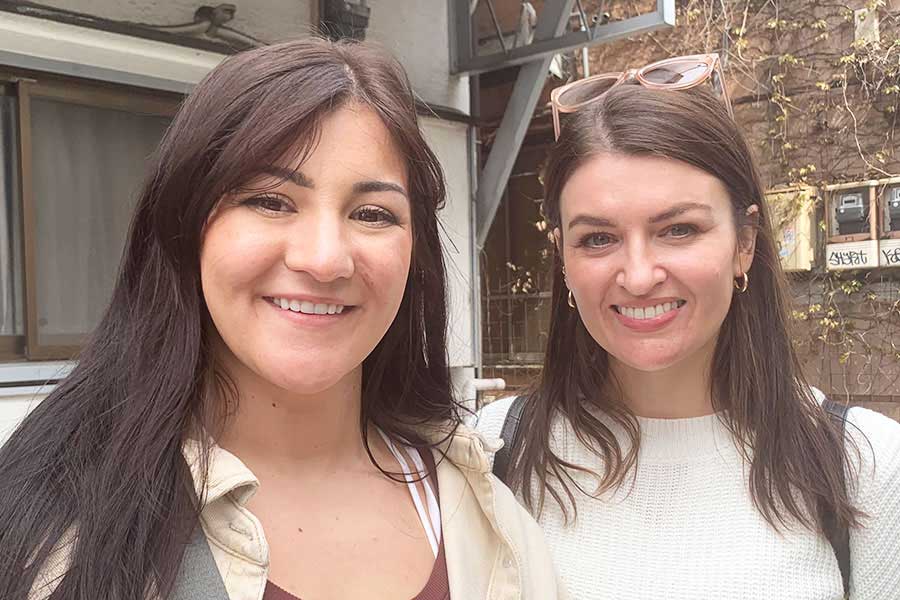 日本で暮らして1年の（左から）アメリカ人のアビーさんとアイルランド人のクララさん