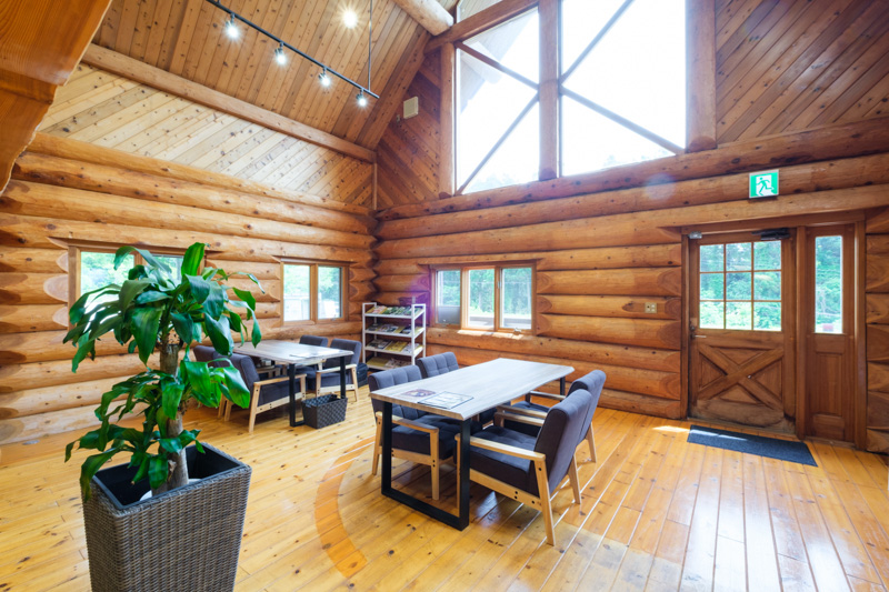 石川県羽咋市にあるアウトドア施設OUTDOOR RESORT 891の森の喫茶店の内観