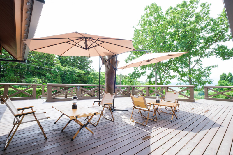 石川県羽咋市にあるアウトドア施設OUTDOOR RESORT 891の森の喫茶店のテラス席