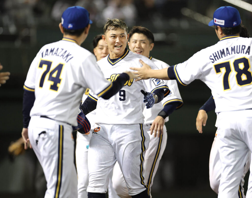 延長１１回、サヨナラ本塁打を放ってナインの祝福を受ける野口（中央＝カメラ・義村　治子）