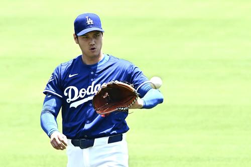 ドジャース対ヤンキース　試合前のライブBPの準備をするドジャース大谷（撮影・滝沢徹郎）
