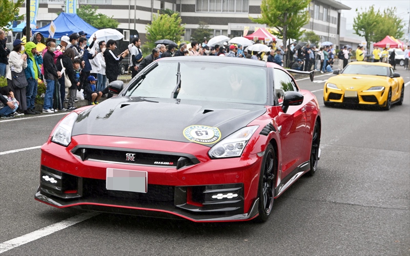 名車７０台が走行した交通安全パレード