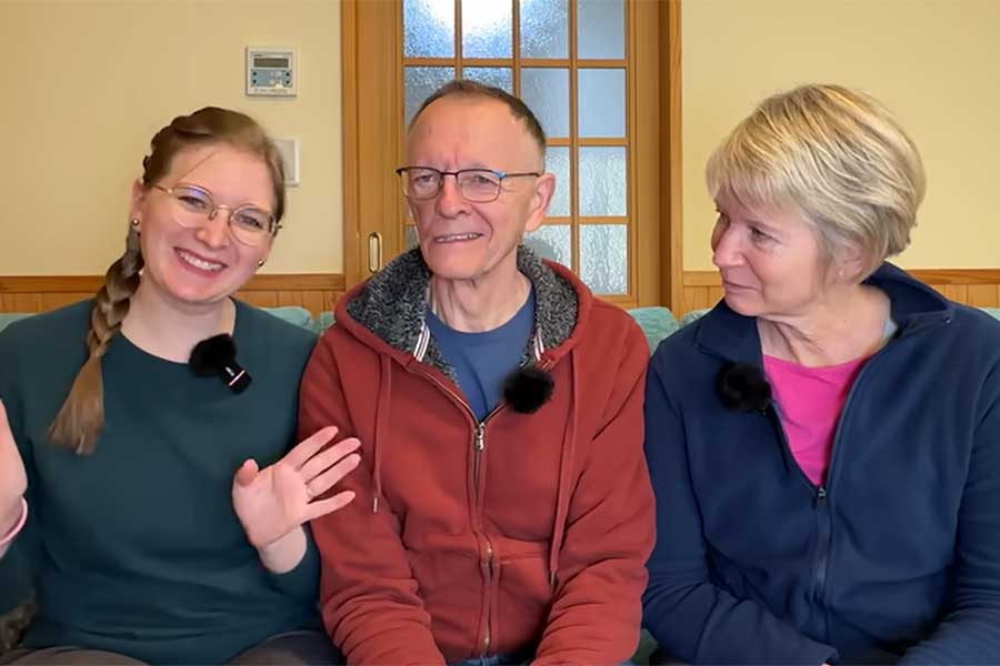 ドイツ人YouTuberのレナさんと両親（画像はスクリーンショット）