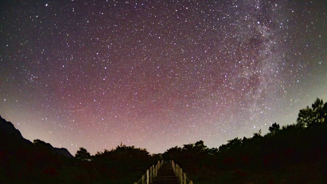 山梨で「オーロラ」撮影か 星空にかかった“赤いベール” 専門家は「非常に珍しい」（YBS山梨放送） - Yahoo!ニュース